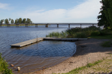 Hjälmarebadens badplats med brygga och sandstrand